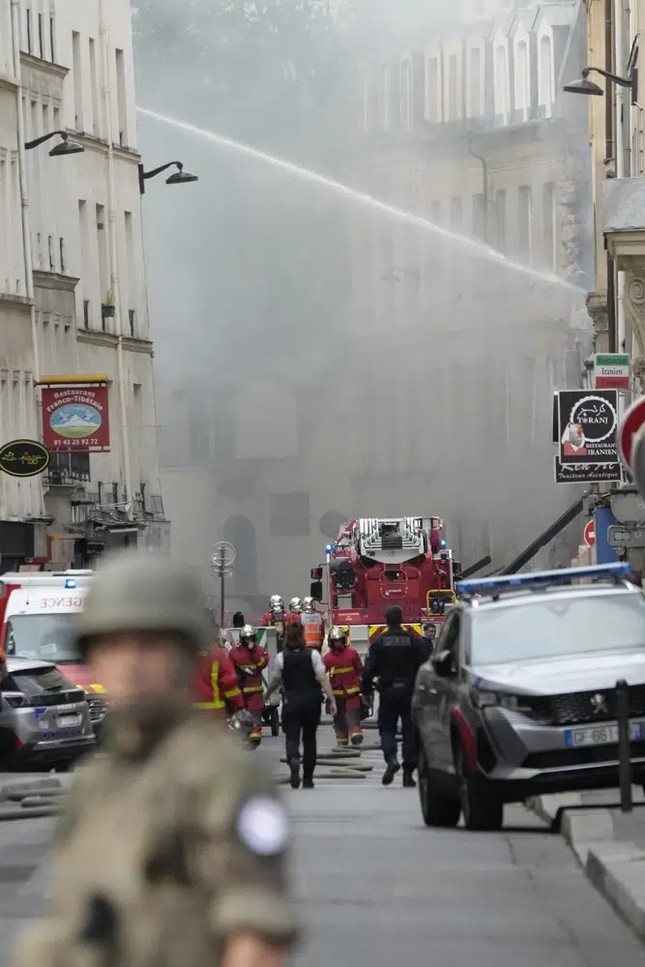 Nổ lớn tại học viện thời trang ở Paris, h&agrave;ng chục người bị thương - Ảnh 5.