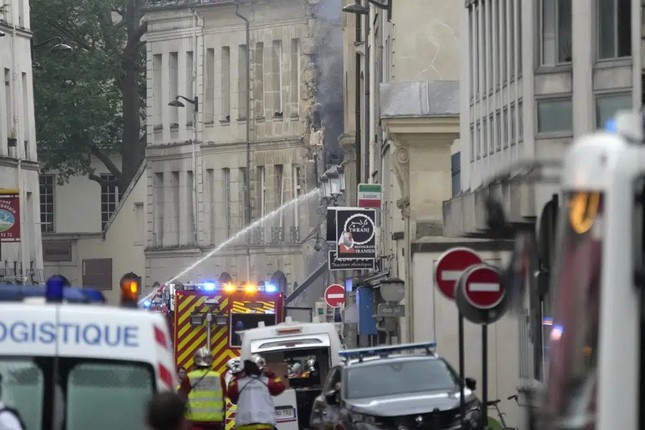 Nổ lớn tại học viện thời trang ở Paris, hàng chục người bị thương - Ảnh 4.