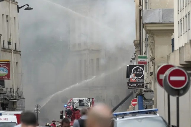 Nổ lớn tại học viện thời trang ở Paris, h&agrave;ng chục người bị thương - Ảnh 2.