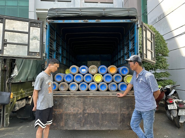 Công an TP Hồ Chí Minh - Bình Dương phát hiện kho chứa 21 tấn khí cười - Ảnh 2.