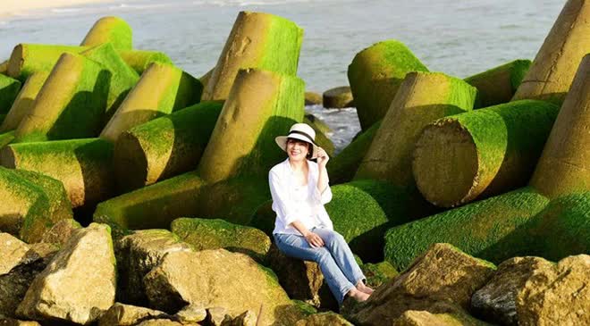 Cuối tháng 6 chính là “thời điểm vàng” để tới nơi này: Ngắm thảm rêu xanh dài cả trăm mét trên bờ biển chỉ có 1 lần trong năm - Ảnh 7.