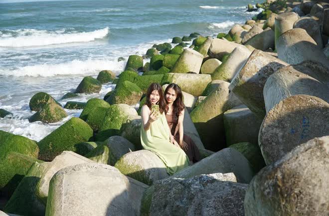 Cuối tháng 6 chính là “thời điểm vàng” để tới nơi này: Ngắm thảm rêu xanh dài cả trăm mét trên bờ biển chỉ có 1 lần trong năm - Ảnh 6.