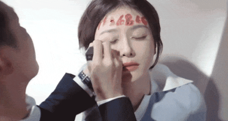 Kh&aacute;n giả kh&oacute; chịu với cảnh h&ocirc;n qu&aacute; cuồng nhiệt - Ảnh 1.