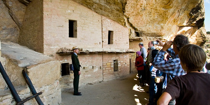 Độc đáo cung điện nằm lọt thỏm bên trong vách đá, kích thước khủng với hơn 150 căn phòng