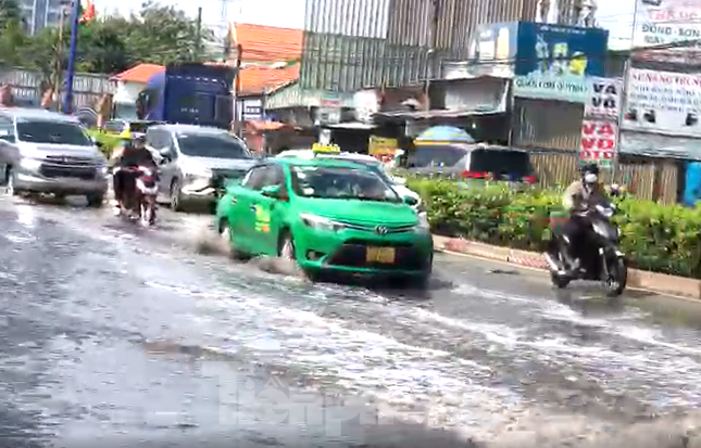 Nhiều điểm trên quốc lộ 13 chưa mưa đã ngập, Bình Dương bàn giải pháp khắc phục - Ảnh 1.