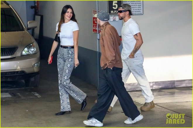 Kendall Jenner để mặt mộc xinh đẹp đi ăn tối cùng bạn trai mới - Ảnh 4.