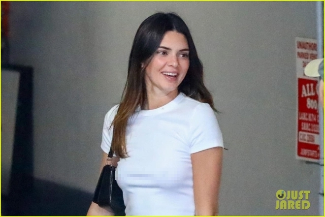 Kendall Jenner để mặt mộc xinh đẹp đi ăn tối cùng bạn trai mới - Ảnh 2.
