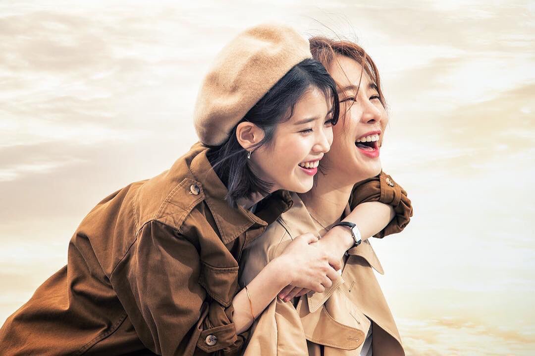 IU từng dính tin hẹn hò đồng giới với mỹ nhân Goblin hơn 11 tuổi vì 1 lý do