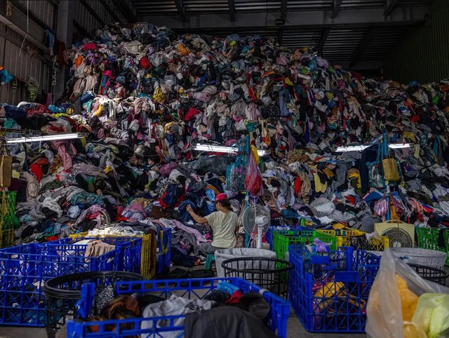 H&M lên tiếng về tranh cãi gom quần áo cũ: Khẳng định không có chuyện xả rác ra môi trường, cam kết tái chế có trách nhiệm - Ảnh 2.