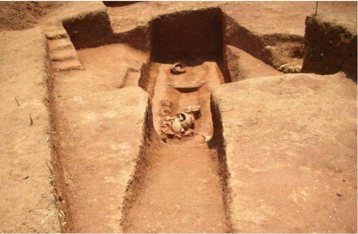 Nhà khảo cổ đào được 'con rồng' lạ trên ruộng, chuyên gia: 'Hãy báo cảnh sát càng sớm càng tốt'