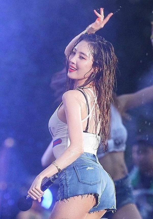 M&agrave;n tr&igrave;nh diễn n&oacute;ng bỏng tại lễ hội nước - Ảnh 12.