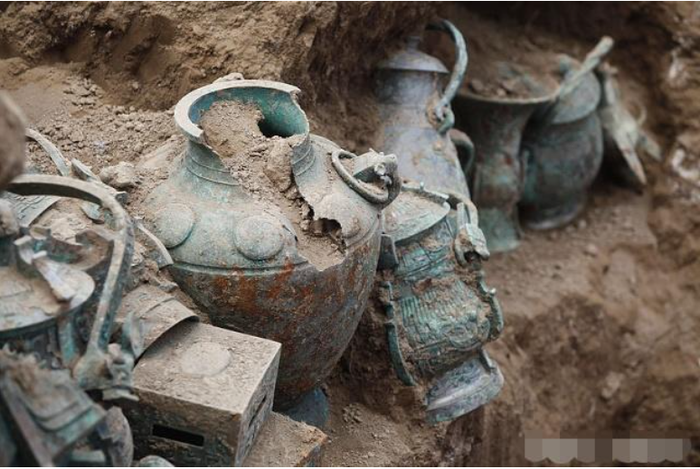 Nhà khảo cổ đào được 'rồng' lạ giữa ruộng, chuyên gia: 'Hãy báo công an càng sớm càng tốt'