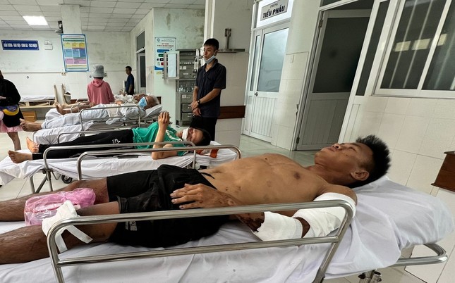 Tin mới nhất vụ xe chở CLB bóng đá trẻ Quảng Nam bị lật - Ảnh 2.