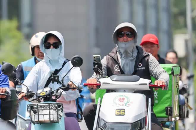 Chùm ảnh: Nắng nóng tại Trung Quốc chạm cảnh báo đỏ, người dân chật vật đối phó với nhiệt độ kỷ lục - Ảnh 9.