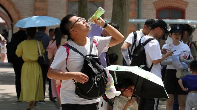 Chùm ảnh: Nắng nóng tại Trung Quốc chạm cảnh báo đỏ, người dân chật vật đối phó với nhiệt độ kỷ lục - Ảnh 8.