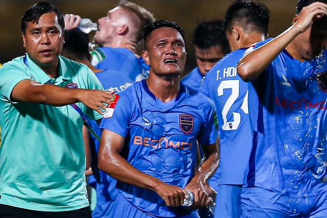 Cựu tuyển thủ Việt Nam rơi nước mắt khi ghi bàn sau 8 năm bị cấm thi đấu - Ảnh 4.