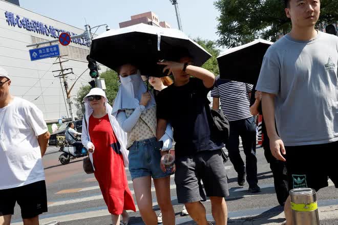 Chùm ảnh: Nắng nóng tại Trung Quốc chạm cảnh báo đỏ, người dân chật vật đối phó với nhiệt độ kỷ lục - Ảnh 4.