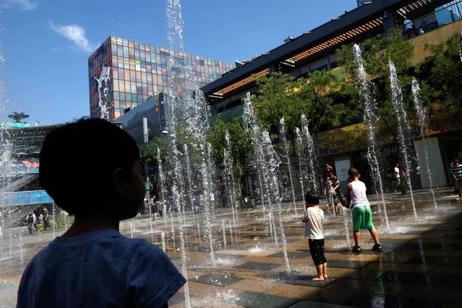 Chùm ảnh: Nắng nóng tại Trung Quốc chạm cảnh báo đỏ, người dân chật vật đối phó với nhiệt độ kỷ lục - Ảnh 3.