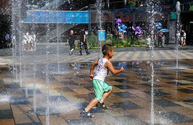 Chùm ảnh: Nắng nóng tại Trung Quốc chạm cảnh báo đỏ, người dân chật vật đối phó với nhiệt độ kỷ lục - Ảnh 2.