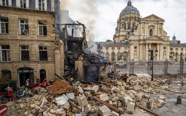 T&igrave;m thấy thi thể trong đống đổ n&aacute;t 6 ng&agrave;y sau vụ nổ g&acirc;y ch&aacute;y t&ograve;a nh&agrave; ở Paris - Ảnh 1.