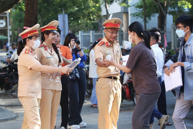 Kết thúc môn Toán thi tốt nghiệp THPT 2023: Đề phân hóa cao, khó đạt điểm 9-10 - Ảnh 21.