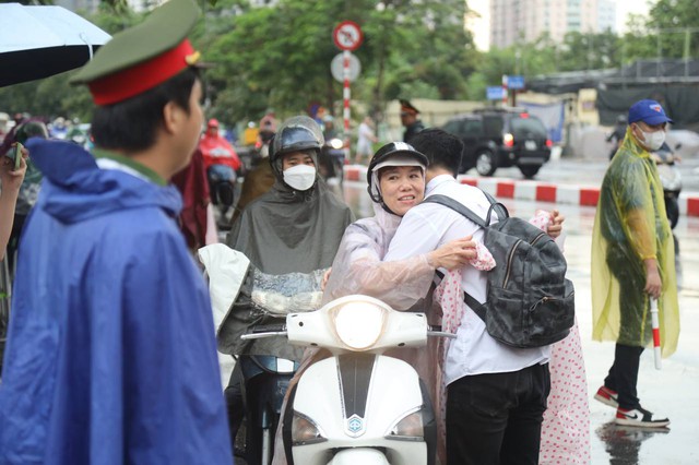 Kết thúc môn Toán thi tốt nghiệp THPT 2023: Đề phân hóa cao, khó đạt điểm 9-10 - Ảnh 1.