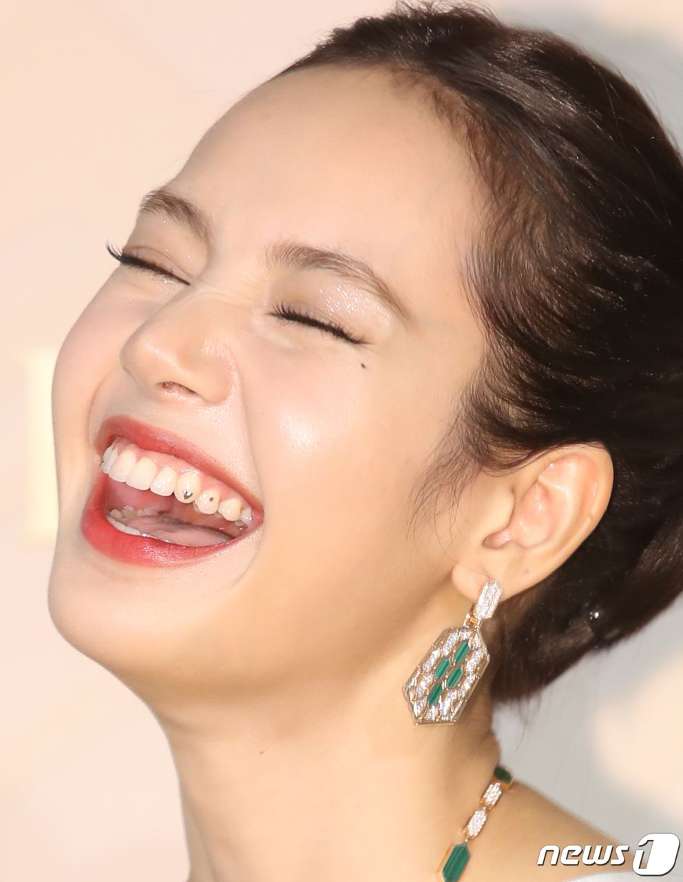 Sao Hàn đổ bộ sự kiện: Lisa gây tranh cãi vì kiểu tóc, Lim Ji Yeon đụng độ phiên bản nhí trong The Glory - Ảnh 3.