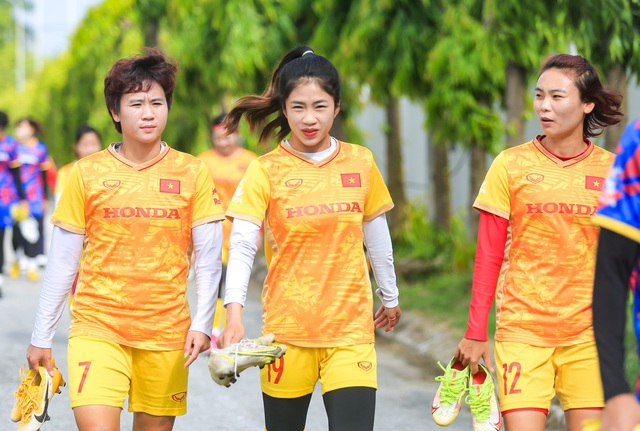 Huỳnh Như tập riêng, tuyển nữ Việt Nam đội nắng rèn thể lực chuẩn bị cho World Cup 2023 - Ảnh 13.