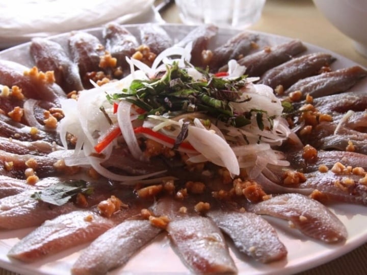 Độc đáo đặc sản gỏi cá nghéo của Quảng Bình không phải mùa nào cũng có - Ảnh 4.