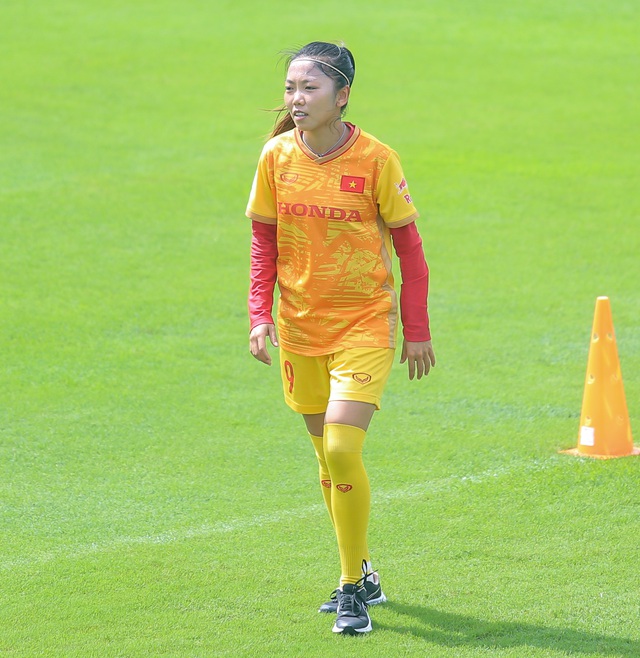 Huỳnh Như tập riêng, tuyển nữ Việt Nam đội nắng rèn thể lực chuẩn bị cho World Cup 2023 - Ảnh 3.