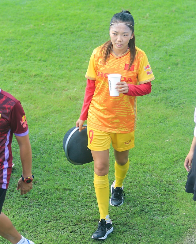 Huỳnh Như tập riêng, tuyển nữ Việt Nam đội nắng rèn thể lực chuẩn bị cho World Cup 2023 - Ảnh 2.