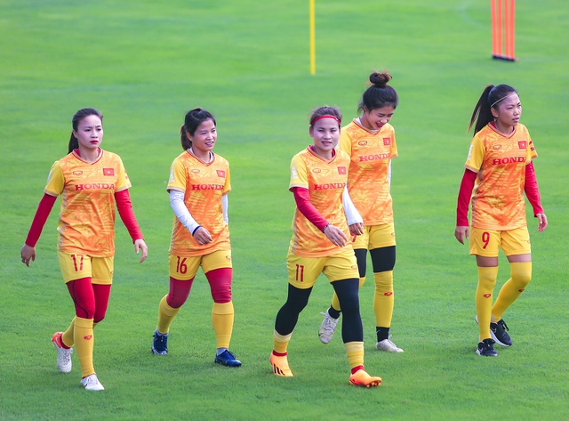 Huỳnh Như tập riêng, tuyển nữ Việt Nam đội nắng rèn thể lực chuẩn bị cho World Cup 2023 - Ảnh 1.