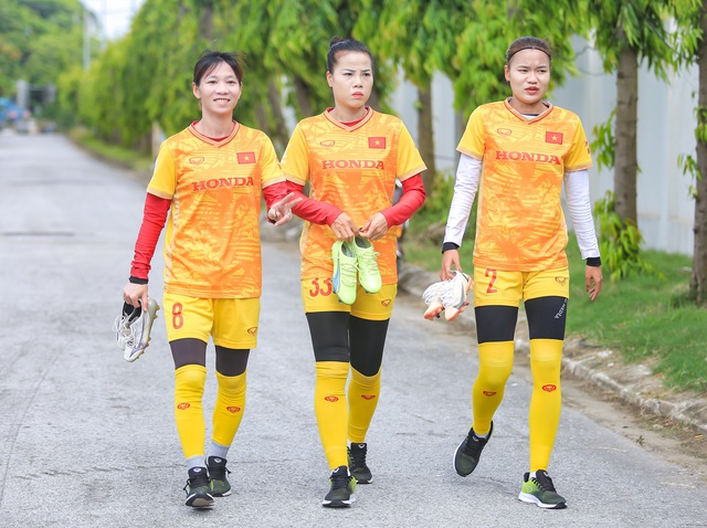 Huỳnh Như tập riêng, tuyển nữ Việt Nam đội nắng rèn thể lực chuẩn bị cho World Cup 2023 - Ảnh 12.