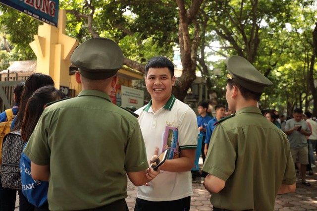 Hết giờ làm bài môn cuối cùng thi tốt nghiệp THPT 2023: Đề không khó, về nhà thôi! - Ảnh 15.