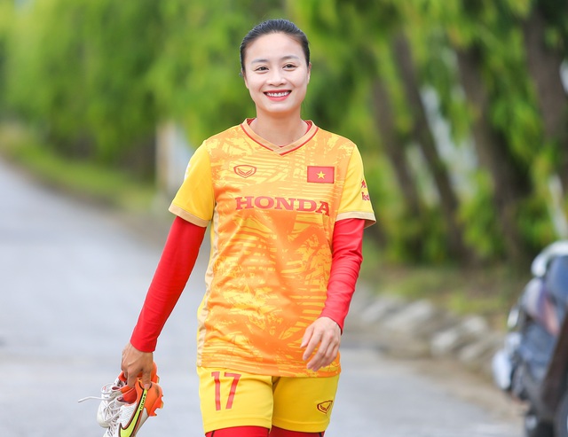Huỳnh Như tập riêng, tuyển nữ Việt Nam đội nắng rèn thể lực chuẩn bị cho World Cup 2023 - Ảnh 11.