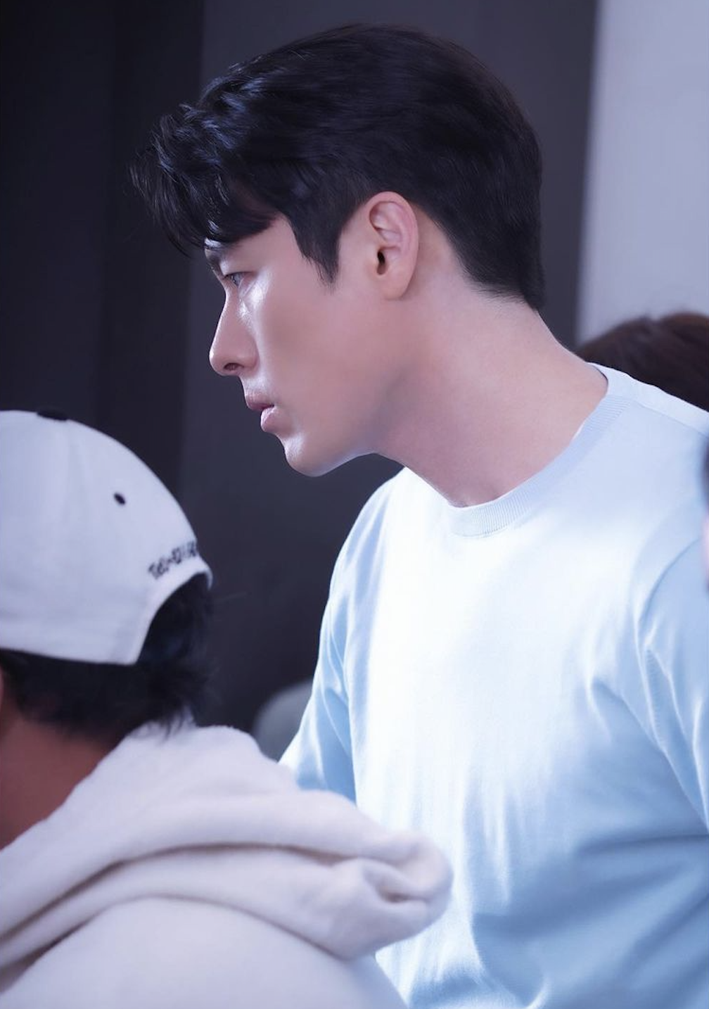 Hyun Bin gây sốt với vẻ ngoài cực phẩm, được bắt gặp đưa nhân vật đặc biệt tới nơi làm việc - Ảnh 6.