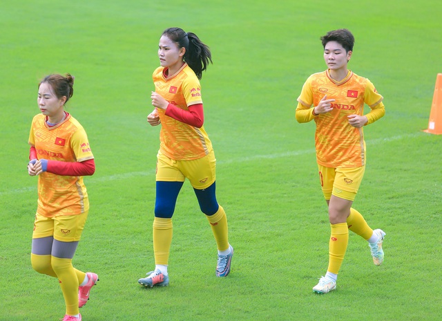 Huỳnh Như tập riêng, tuyển nữ Việt Nam đội nắng rèn thể lực chuẩn bị cho World Cup 2023 - Ảnh 10.