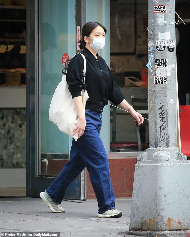 Cựu Công chúa Nhật hiếm hoi lộ diện trên phố, gây chú ý bởi vẻ ngoài sau gần 2 năm rời hoàng gia - Ảnh 3.
