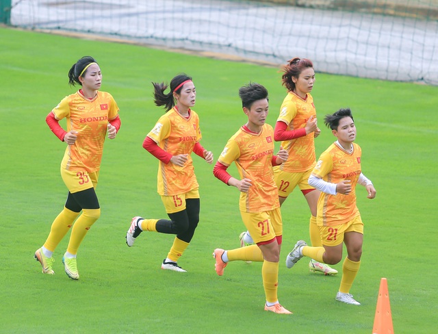 Huỳnh Như tập riêng, tuyển nữ Việt Nam đội nắng rèn thể lực chuẩn bị cho World Cup 2023 - Ảnh 9.