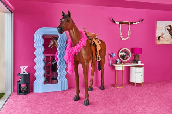 Nhà búp bê Barbie đời thực mở cửa cho du khách ở qua đêm