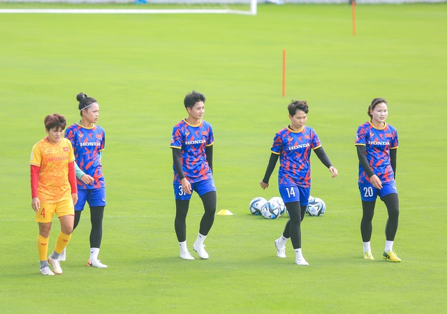 Huỳnh Như tập riêng, tuyển nữ Việt Nam đội nắng rèn thể lực chuẩn bị cho World Cup 2023 - Ảnh 8.