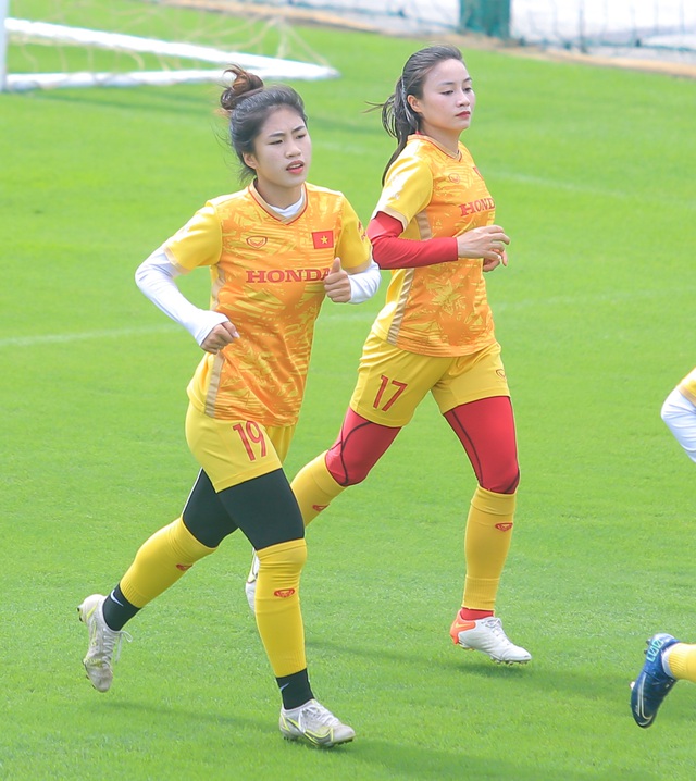 Huỳnh Như tập riêng, tuyển nữ Việt Nam đội nắng rèn thể lực chuẩn bị cho World Cup 2023 - Ảnh 7.