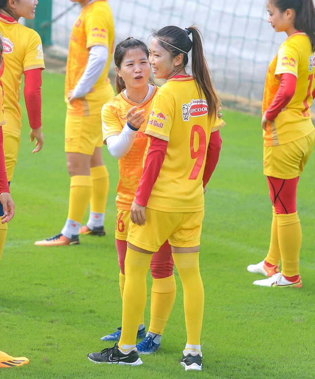 Huỳnh Như tập riêng, tuyển nữ Việt Nam đội nắng rèn thể lực chuẩn bị cho World Cup 2023 - Ảnh 5.