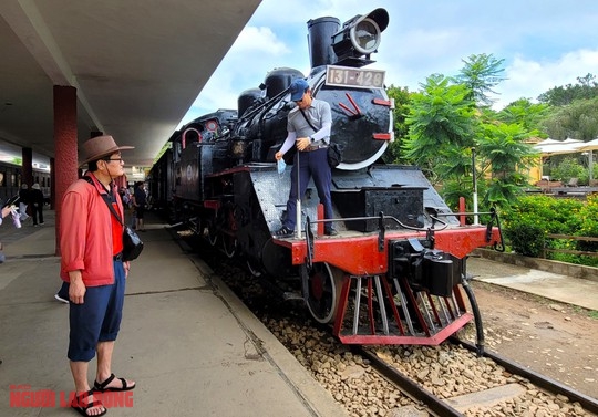 Trải nghiệm tuyến đường sắt độc đáo nhất thế giới ở Việt Nam - Ảnh 7.