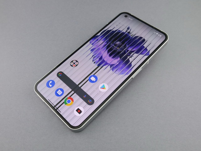 Trên tay mẫu điện thoại đẹp hơn cả iPhone: Mặt lưng trong suốt độc đáo, giá chỉ 10 triệu đồng - Ảnh 2.