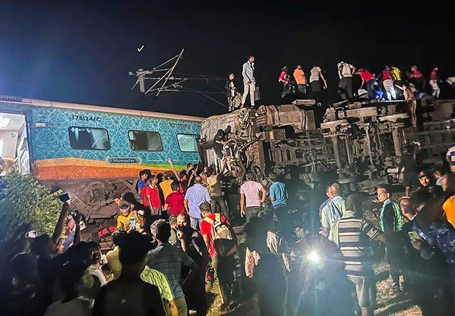 Hiện trường vụ tai nạn tàu hoả thảm khốc khiến hơn 1.100 người thương vong ở Ấn Độ - Ảnh 4.