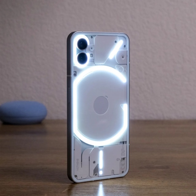 Trên tay mẫu điện thoại đẹp hơn cả iPhone: Mặt lưng trong suốt độc đáo, giá chỉ 10 triệu đồng - Ảnh 1.