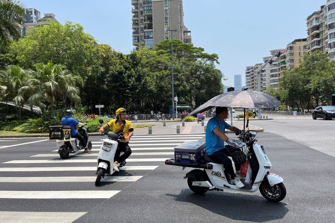 Chùm ảnh: Sóng nhiệt không ngừng thiêu đốt Trung Quốc, người dân chật vật trốn ánh nắng mặt trời - Ảnh 6.