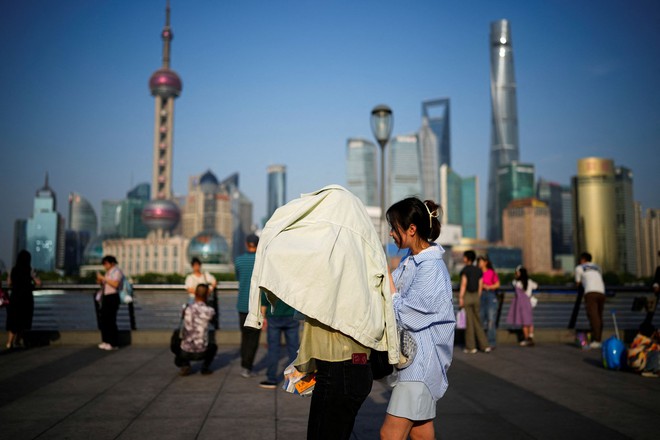 Chùm ảnh: Sóng nhiệt không ngừng thiêu đốt Trung Quốc, người dân chật vật trốn ánh nắng mặt trời - Ảnh 4.