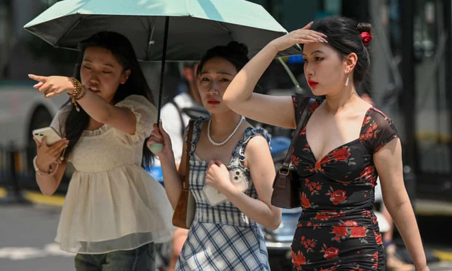 Chùm ảnh: Sóng nhiệt không ngừng thiêu đốt Trung Quốc, người dân chật vật trốn ánh nắng mặt trời - Ảnh 3.